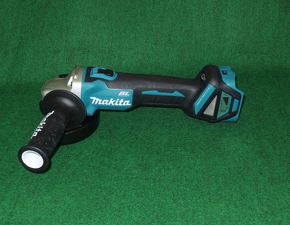 ④マキタ GA512DZ 125mm-18V充電式ディスクグラインダ バッテリ・充電器別売 新品 マキタ電動工具　18V充電式ディスクグラインダー125mm　GA512DZ（本体のみ）バッテリー・充電器・ケースは別売　 スライドスイッチ・ダイヤル変速・無線連動対応　\u203bワイヤレスユニットは別売 | ケンチクボーイ