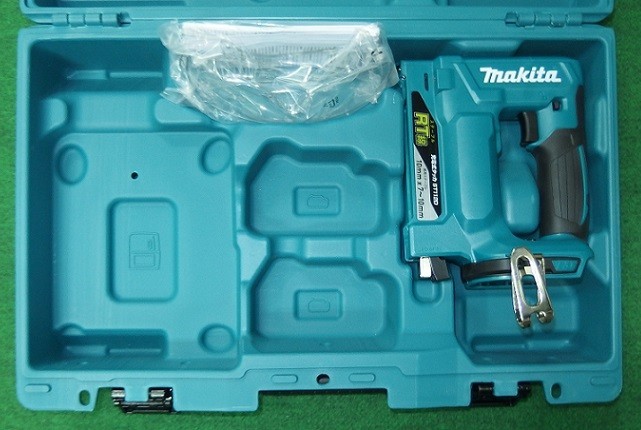 マキタ ST112DZK 18V RT線用充電式タッカ 本体のみ+ケ－ス