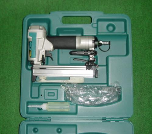 マキタ AT1025AK 10mm常圧エアタッカ ケ－ス付 機能充実で快適打込み 