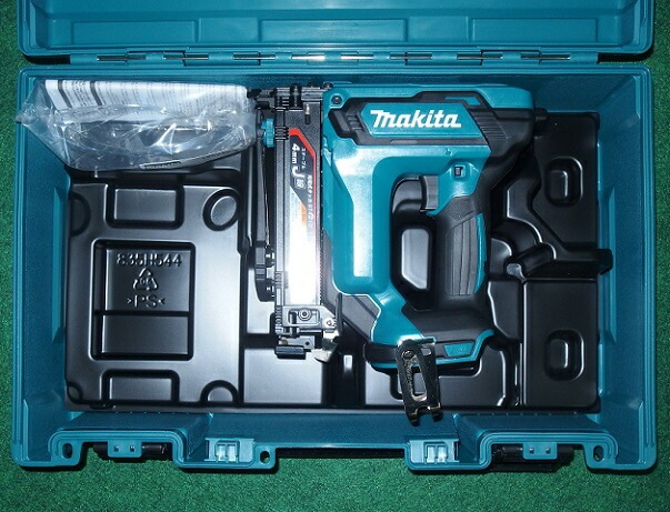 マキタ ST421DZK 18V-4mm充電式タッカ J線ステ－プル専用 使用ステ 