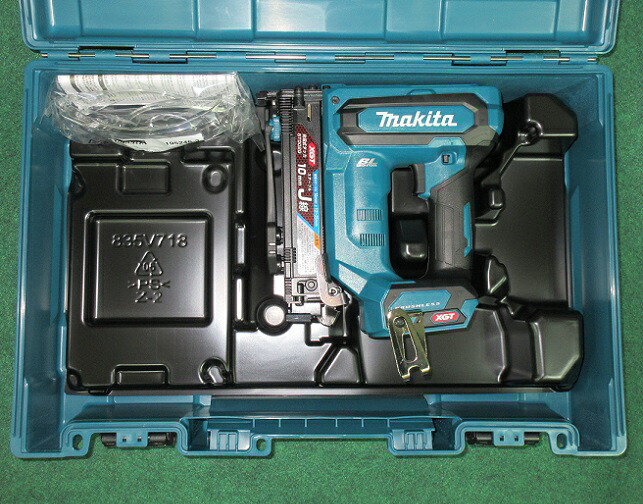 マキタ 40Vmax 充電式タッカ ST002GZK J線ステープル10mm 本体＋ケースのみ(バッテリ・充電器別売) マキタ ST002GZK 充電式タッカ [J線ステープル幅10mm用] 40Vmax 本体