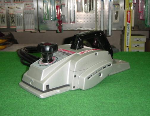 マキタ 電気カンナ １５５mm替刃式　１８０５Nsp　木箱付き　外箱破れ　新品・未使用・倉庫保管 送料無料 makita 155mm モデル1805N 電気カンナ  | マキタ(Makita) 電気