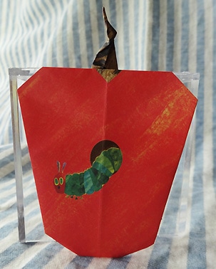 りんごを食べたあおむしくんになるおりがみも！