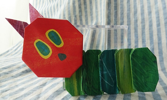 2枚合わせてあおむしくんにも折れます！