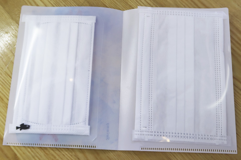 マスクケースとしても利用できます！
マスクのサイズ　左：80x135mm　右95x145mm