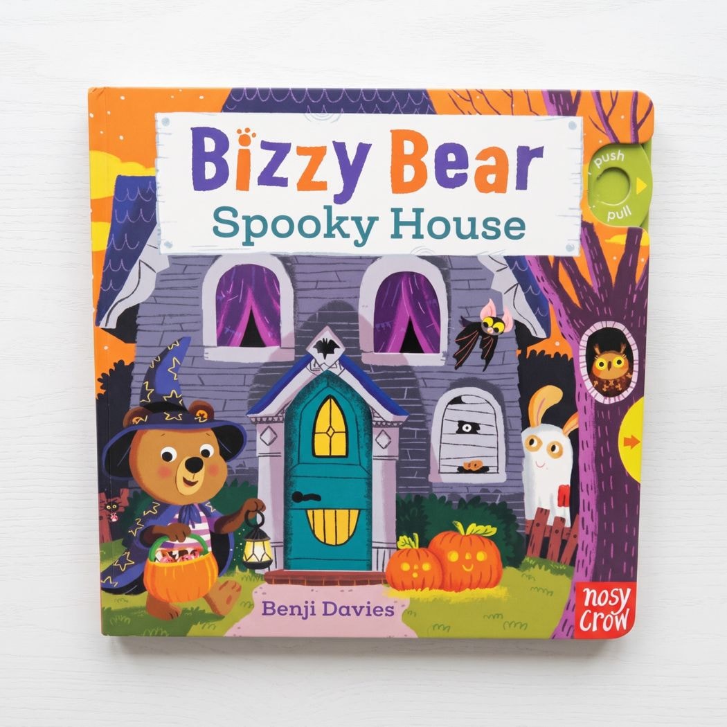 しかけ絵本　Bizzy Bear Spooky House