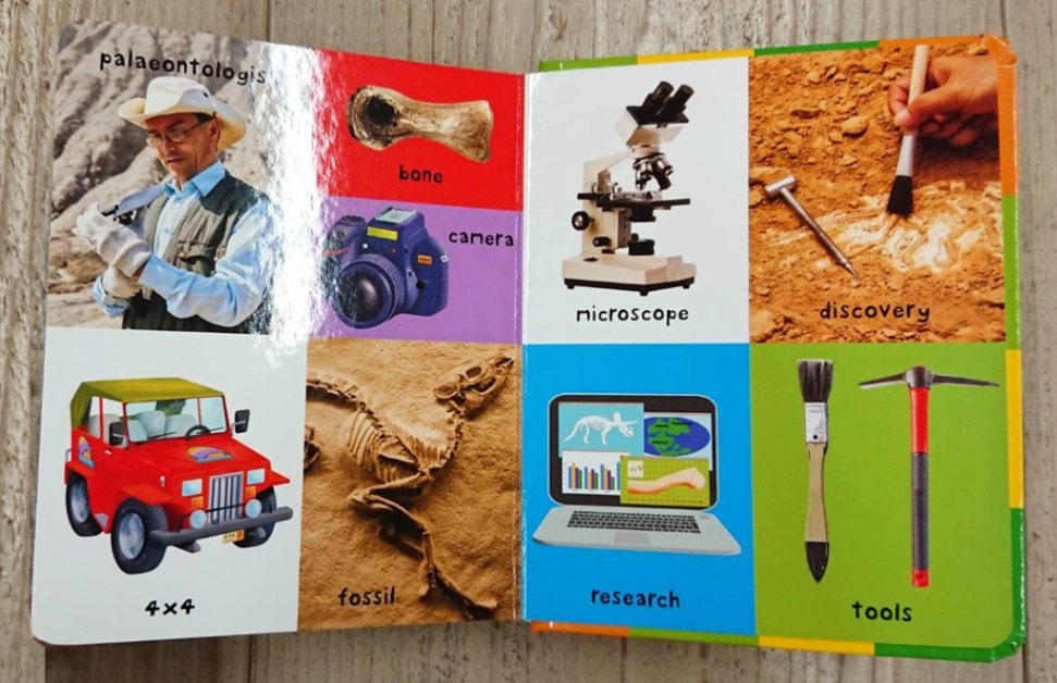 見開きに子どもたちの大好きな恐竜がいっぱい！
小さいお子さんでも安全なよう、角が丸くやわらかくなっています。