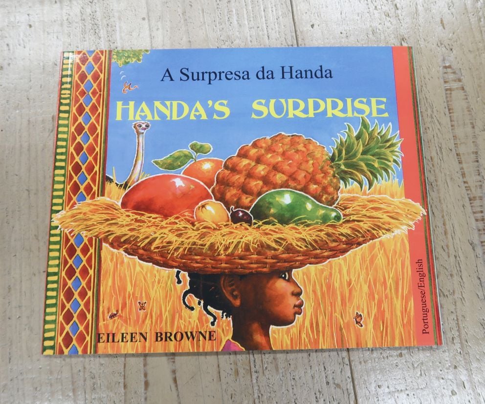 バイリンガル絵本　ポルトガル語／英語　Handa's Surprise ～ハンダのびっくりプレゼント～