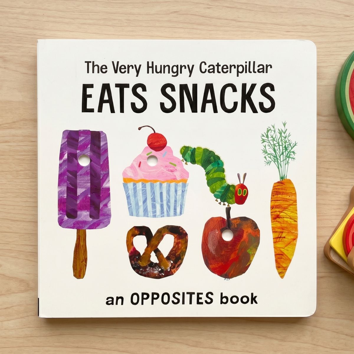 穴あきしかけ絵本　はらぺこあおむし　Eats Snacks A Opposites Book