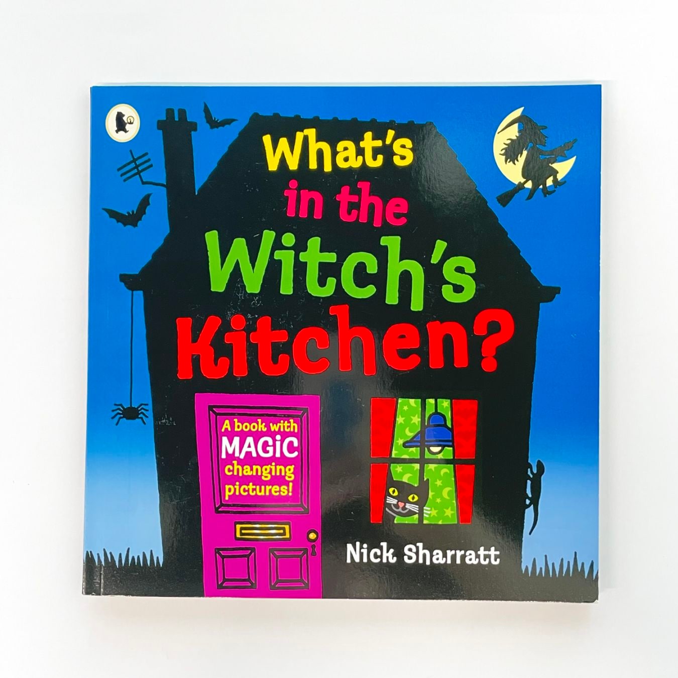 めくりしかけ絵本　What's in the Witch's Kitchen? ～A book of MAGIC changing pictures
