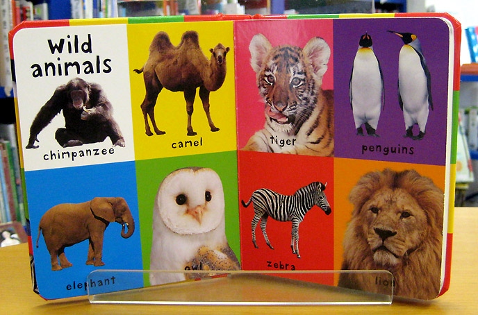 見開きに子どもたちの大好きな動物がいっぱい！
小さいお子さんでも安全なよう、角が丸くやわらかくなっています。