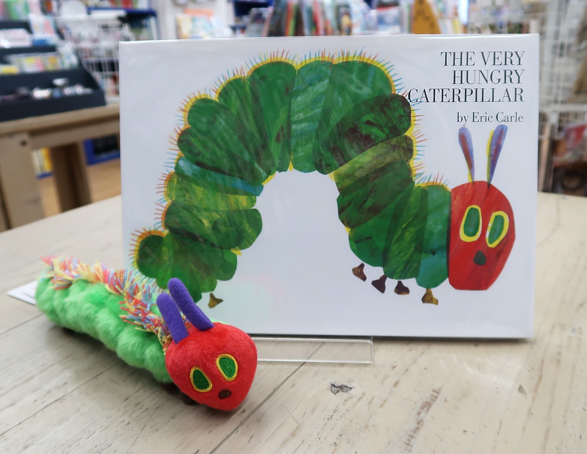 はらぺこあおむし 絵本＆ぬいぐるみセット 【英語版】 | カテゴリーで