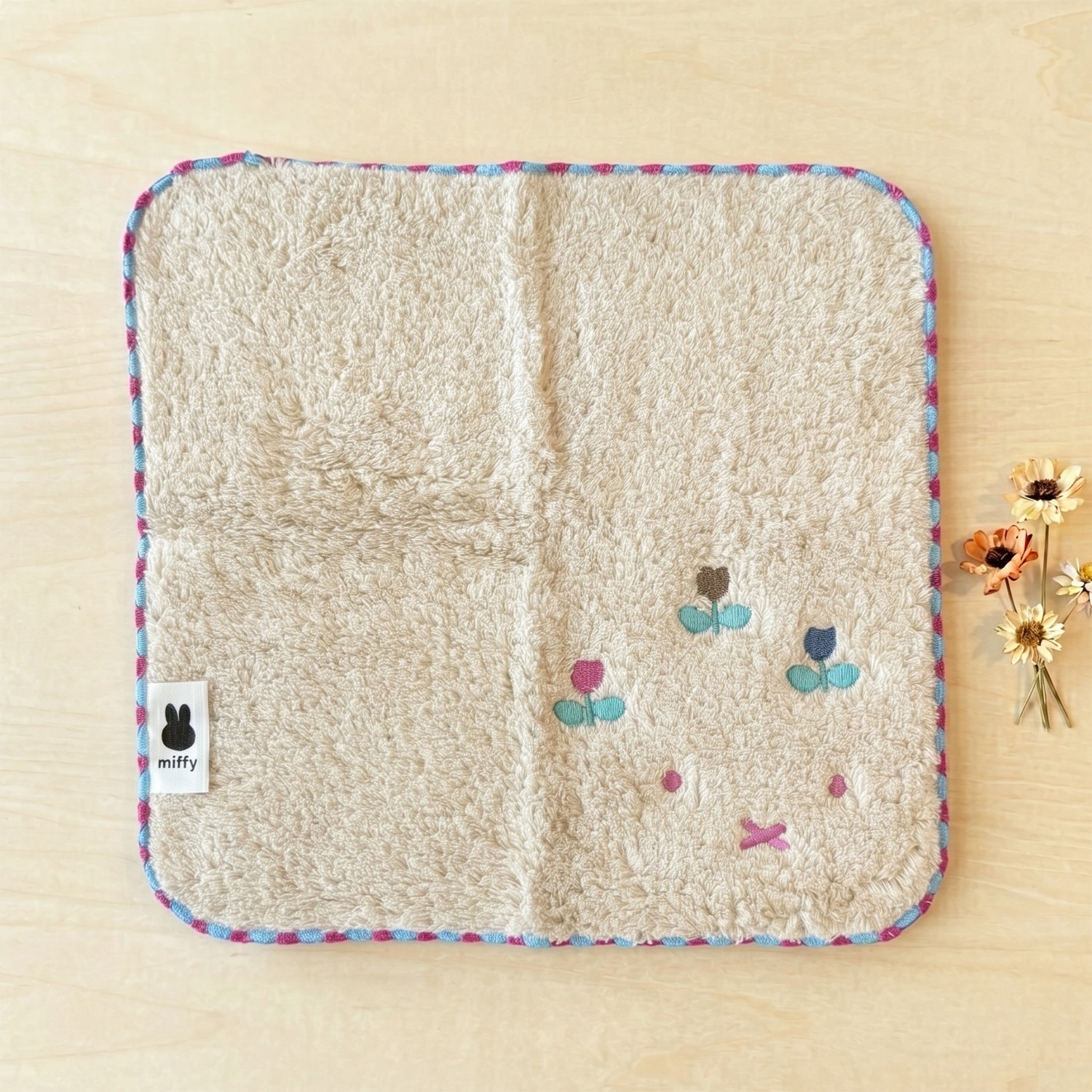 ミッフィー　ふわふわ刺繍ハンカチーフ（ミニタオル）　グレー／花