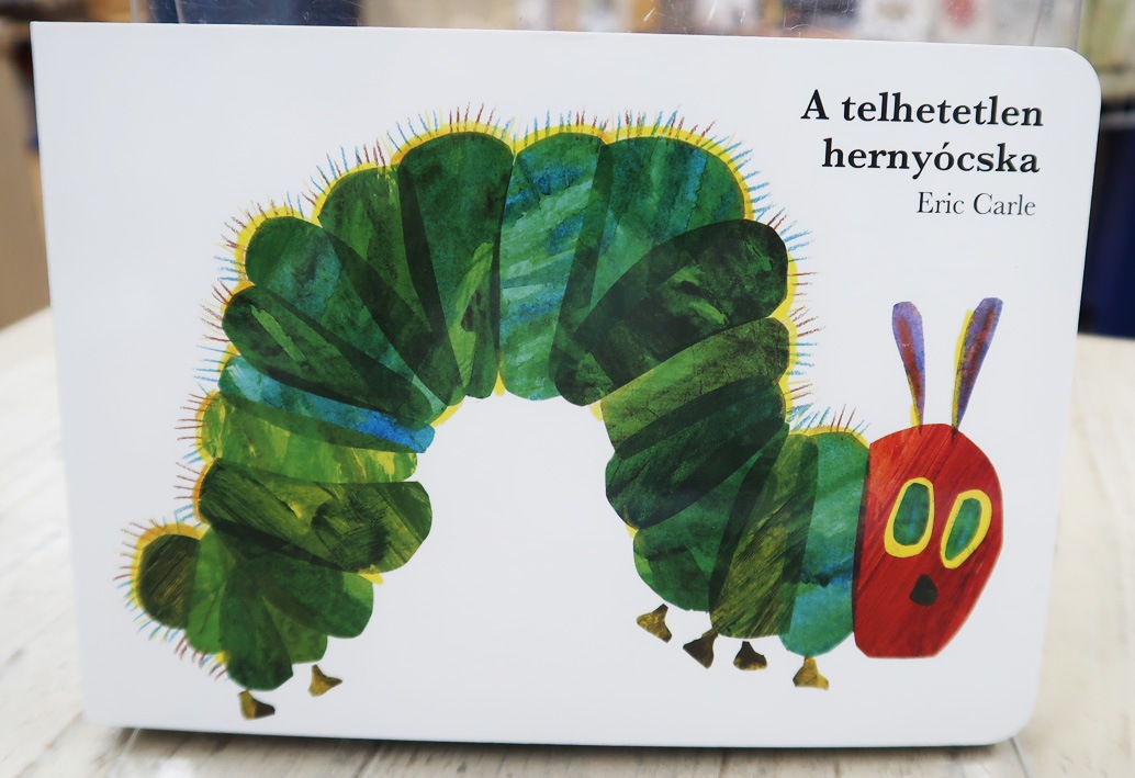 The Very Hungry Caterpillar / A telhetetlen hernyócska　～はらぺこあおむし～　ハンガリー語版　ボードブック　