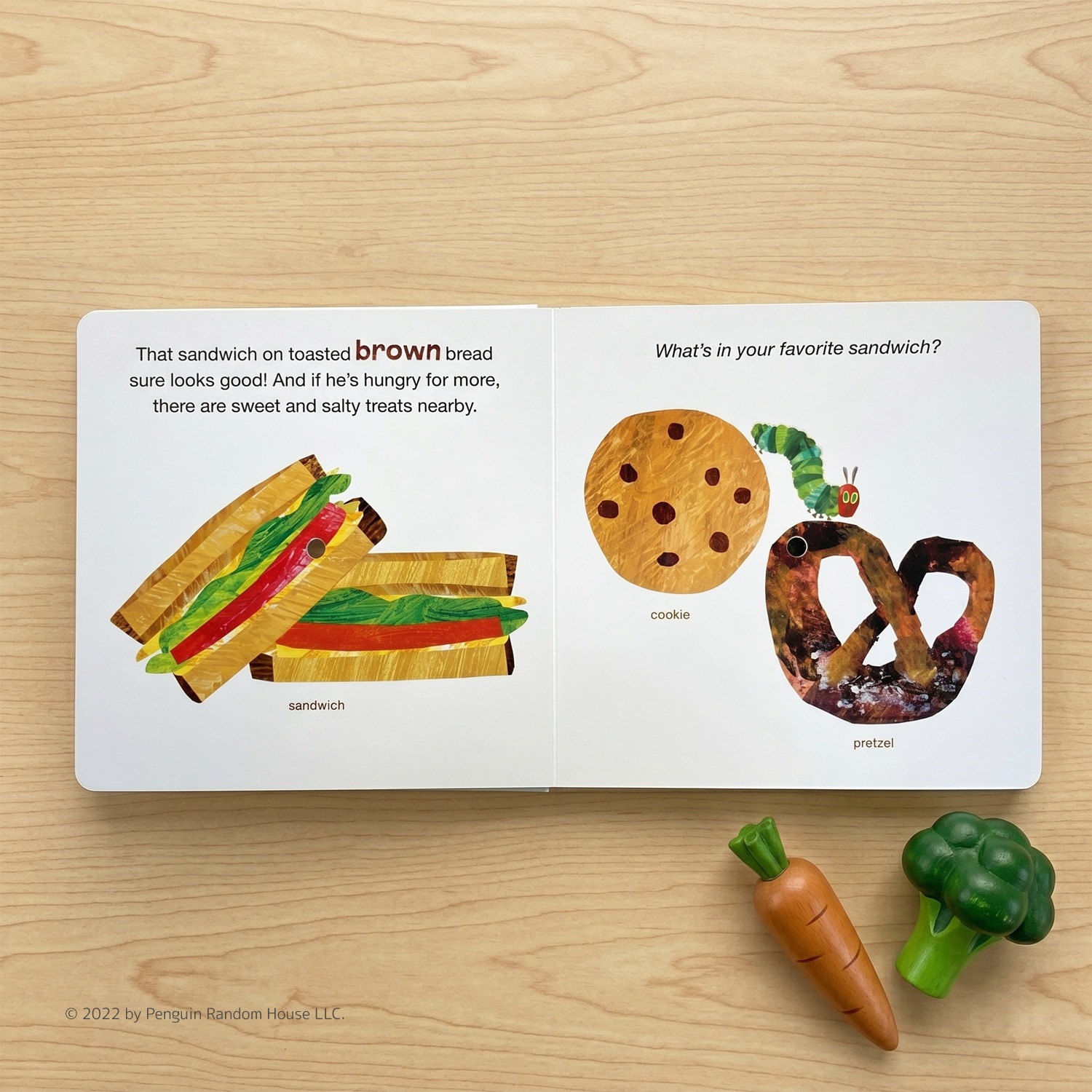 穴あきしかけ絵本　はらぺこあおむし　Eats Lunch A Colors Book