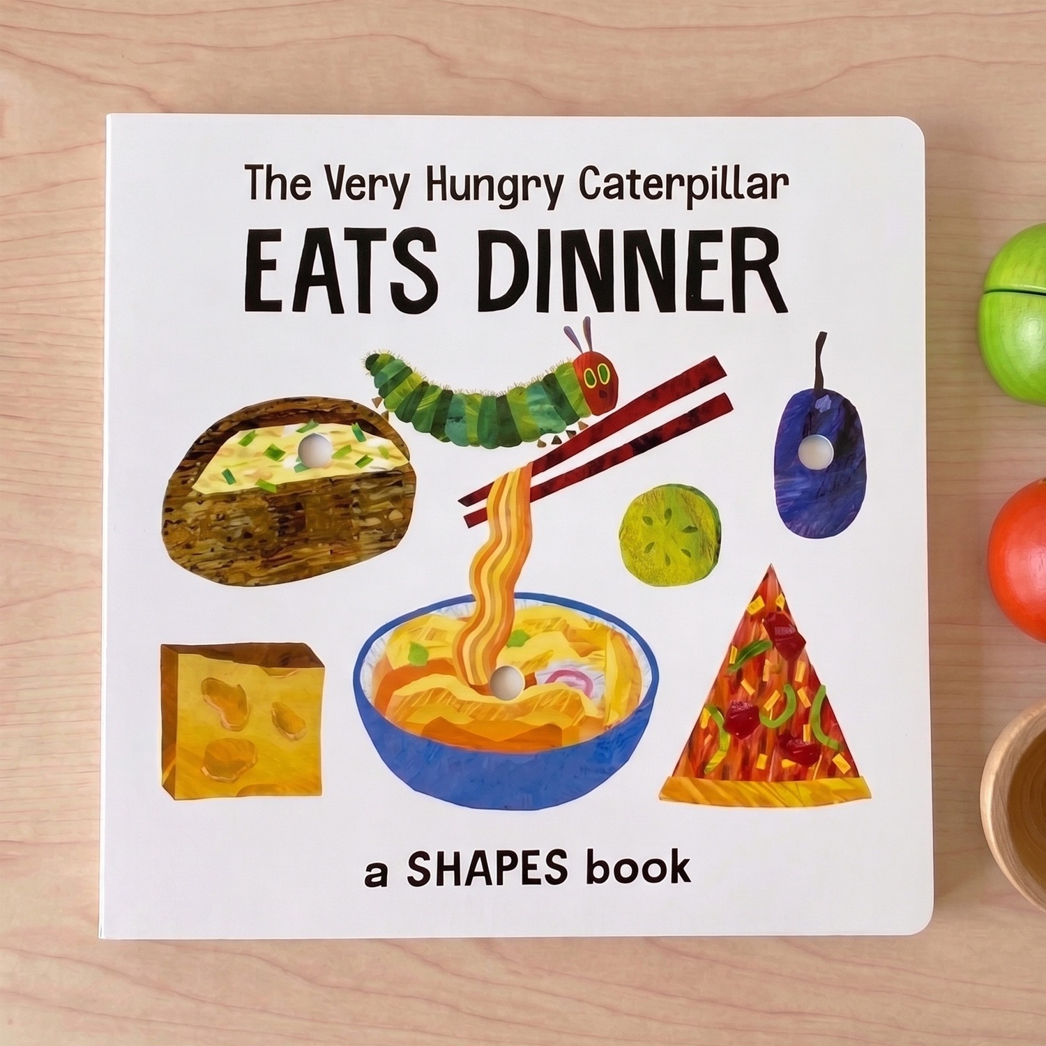 穴あきしかけ絵本　はらぺこあおむし　Eats Dinner A Shapes Book