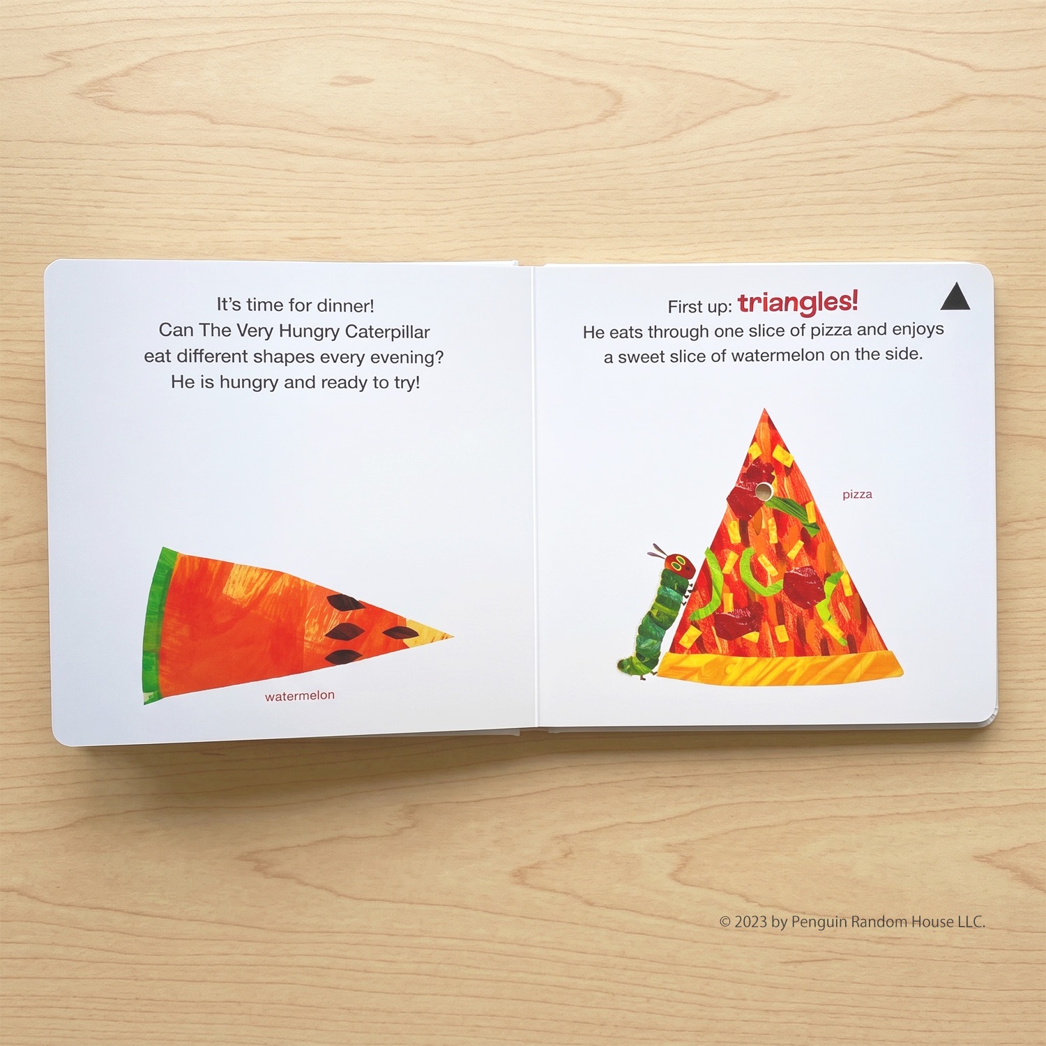 穴あきしかけ絵本　はらぺこあおむし　Eats Dinner A Shapes Book