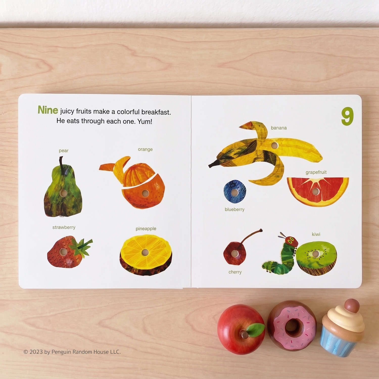 穴あきしかけ絵本 はらぺこあおむし Eats Breakfast A Counting Book