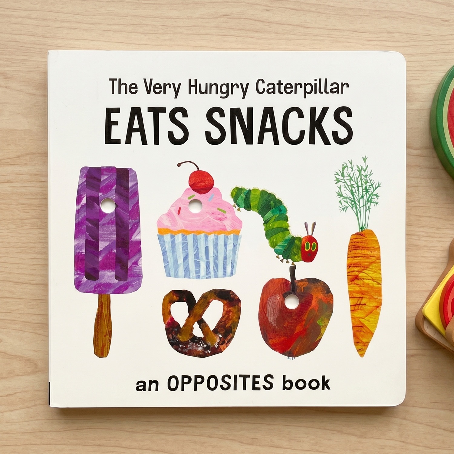 穴あきしかけ絵本 はらぺこあおむし Eats Snacks A Opposites Book