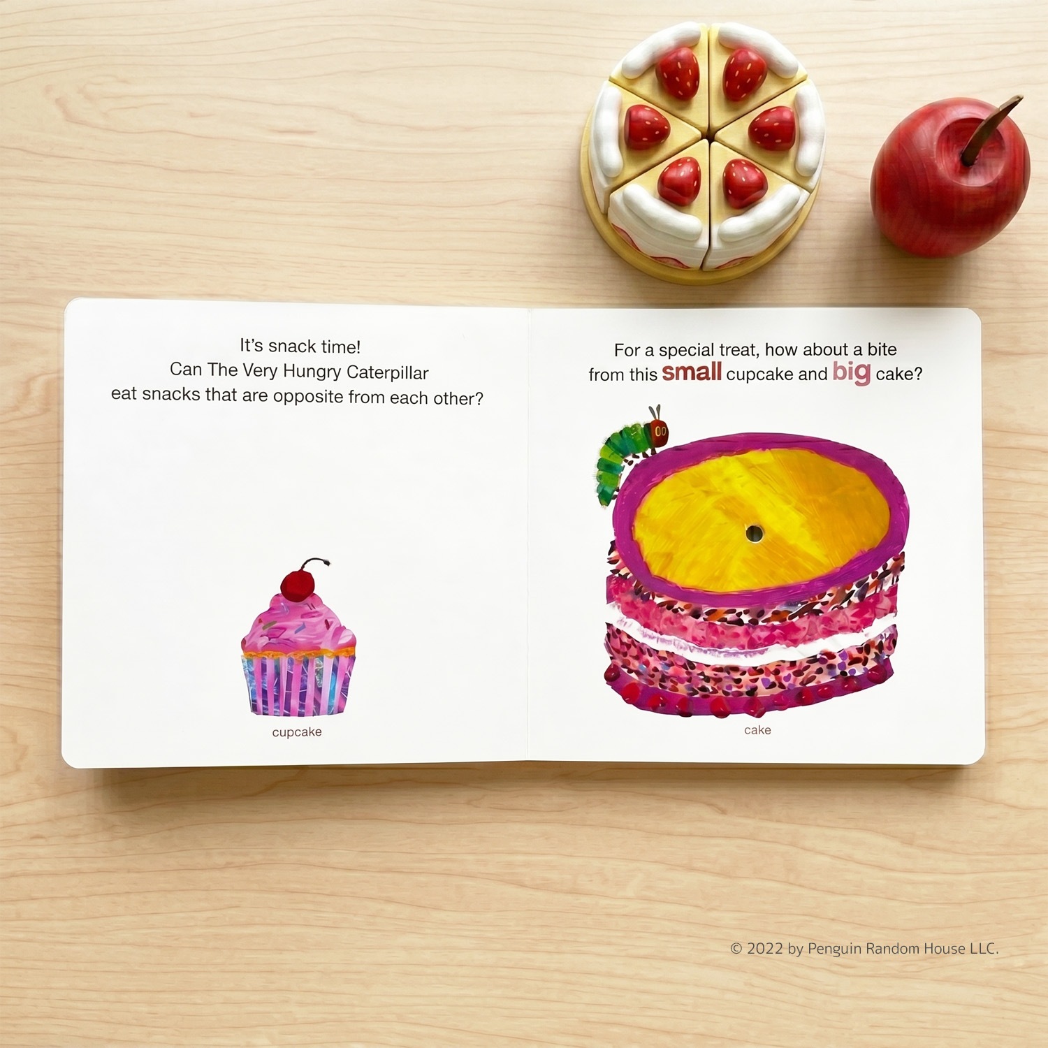穴あきしかけ絵本 はらぺこあおむし Eats Snacks A Opposites Book