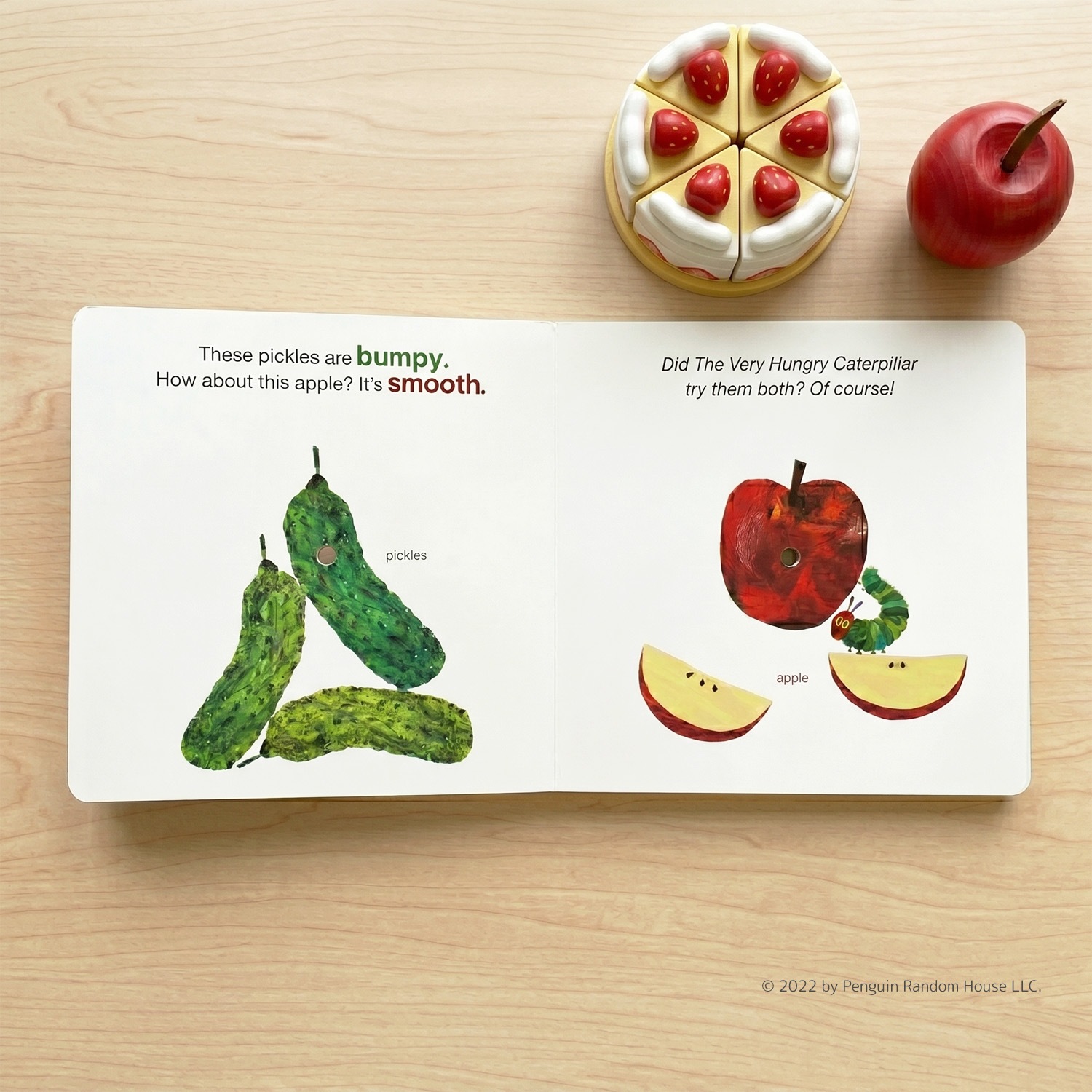 穴あきしかけ絵本　はらぺこあおむし　Eats Snacks A Opposites Book