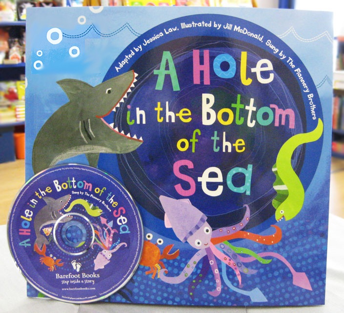 What's in the Cave？ 飛び出す絵本 洋書 飛び出す絵本！驚きの