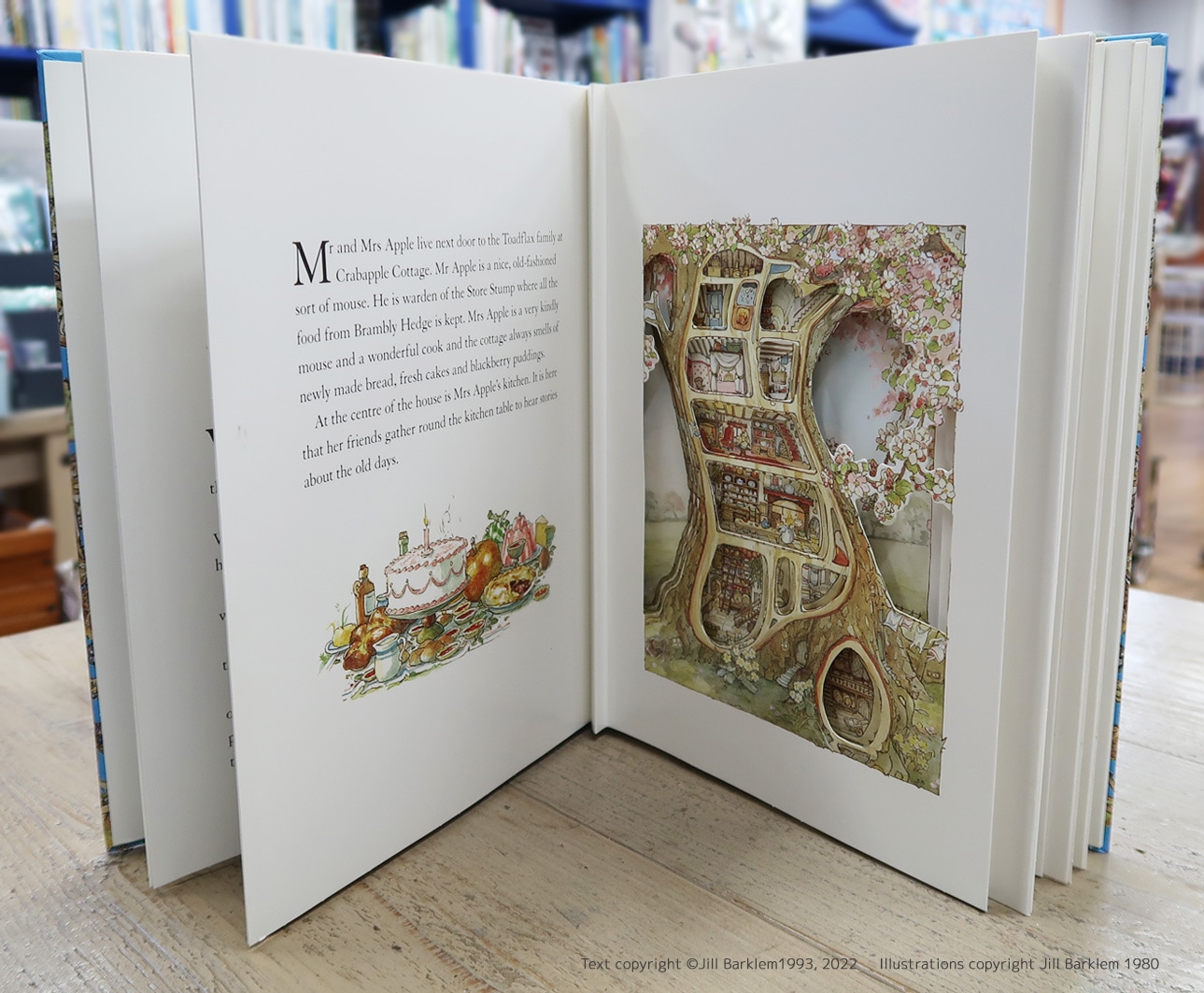 立体しかけ絵本 The Brambly Hedge ～のばらの村のものがたり