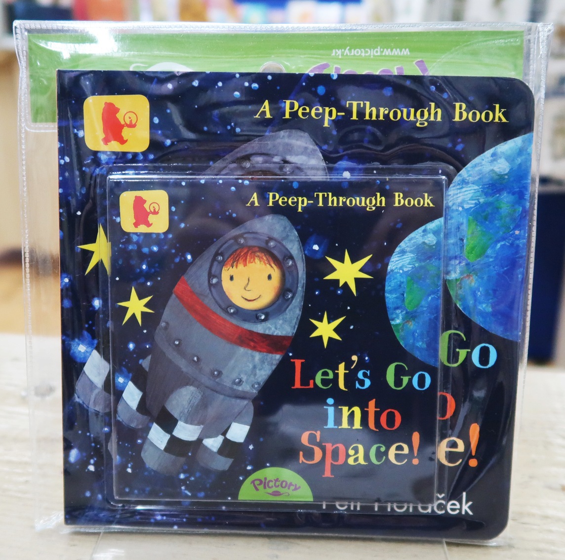 SING&SAY  Let's Go into Space!　ボードブック＆ＣＤセット　＜Two Ponds＞　 【レベル２】