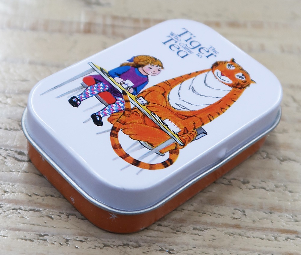 缶入りステッカー　おちゃのじかんにきたとら