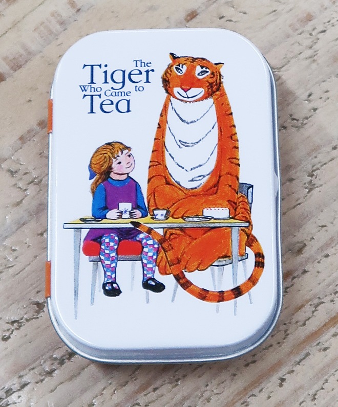 缶入りステッカー　おちゃのじかんにきたとら