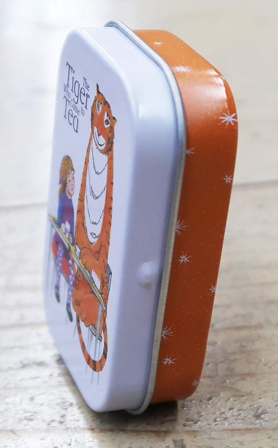 缶入りステッカー　おちゃのじかんにきたとら