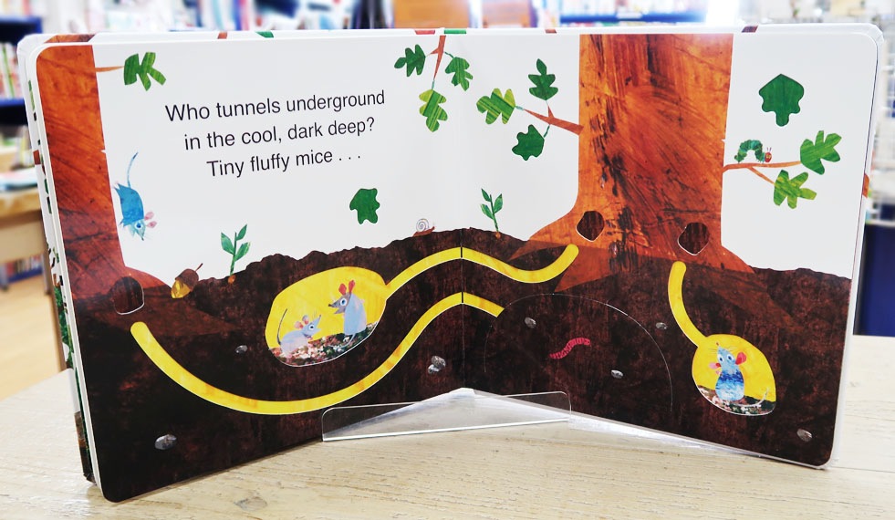 指でたどろう！しかけ絵本　はらぺこあおむし　Very Hungry Caterpillar's Hide and Seek