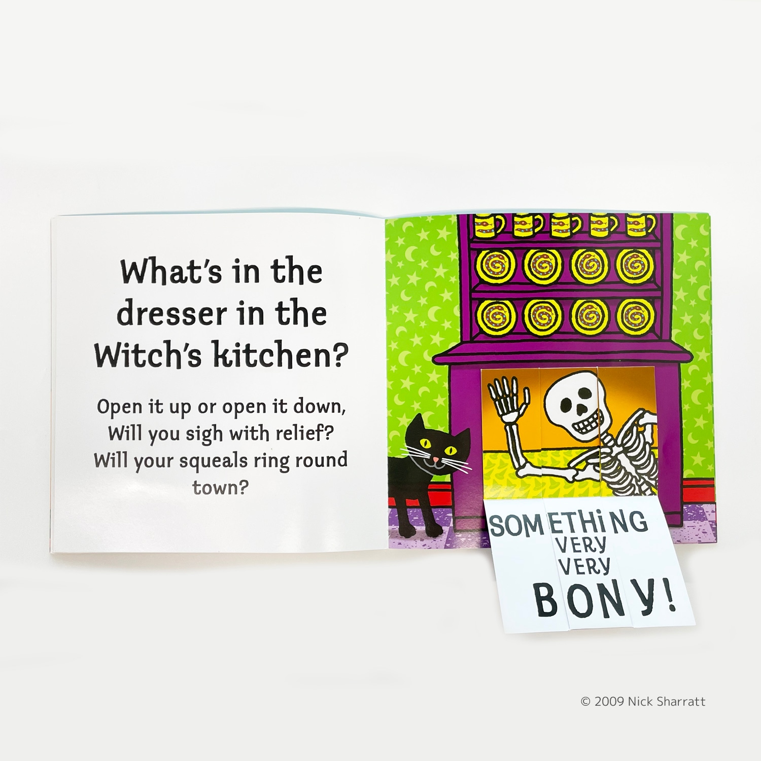 めくりしかけ絵本 What's in the Witch's Kitchen? ～A book of MAGIC