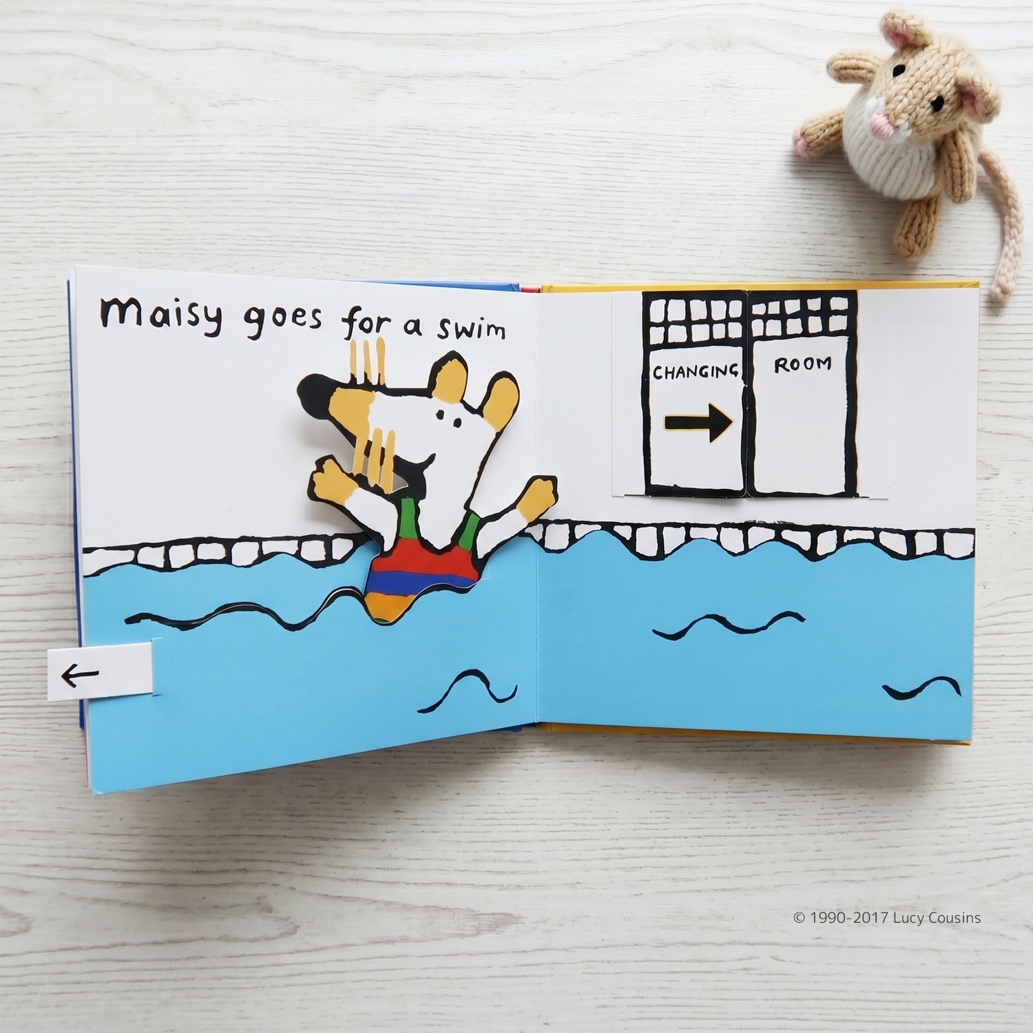 しかけ絵本　Maisy Goes Swimming　～メイシーちゃんおよぎにゆきます～