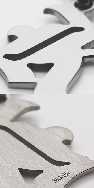 表は鏡面仕上げ、裏面はマット（つや消し）仕上げ