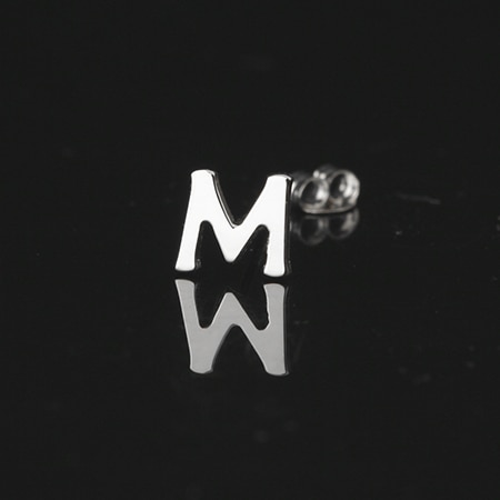 ハリウッドstyle(K18ホワイトゴールド)イニシャルピアス