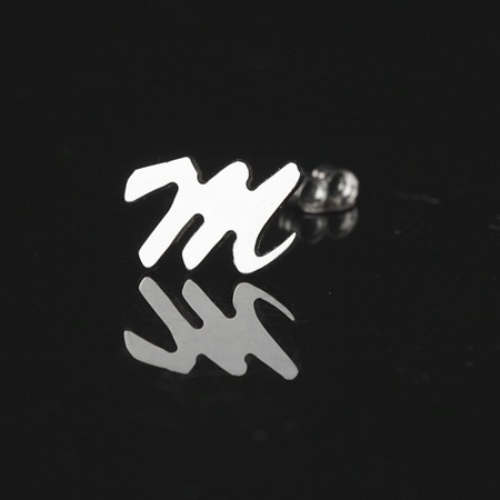 フレンチstyle(K18ホワイトゴールド)イニシャルピアス