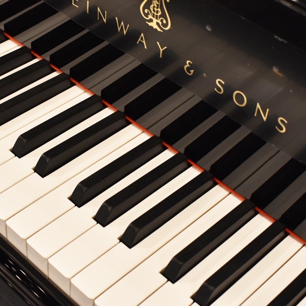 STEINWAY & SONS 　B-211