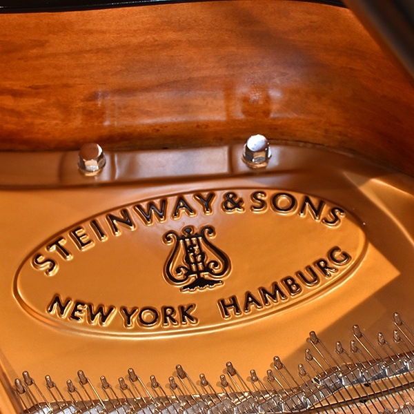 STEINWAY & SONS 　B-211