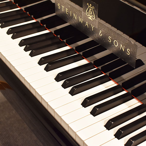 STEINWAY & SONS 　B-211