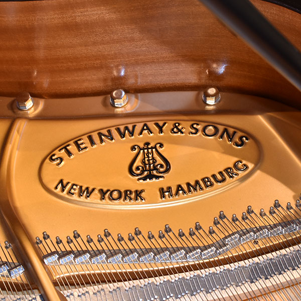 STEINWAY & SONS 　B-211