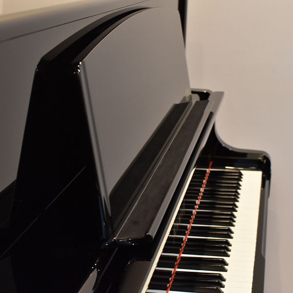 カワイ アップライトピアノ K300 （ホワイト）〜 黒鍵改良品 [黒檀] カワイ アップライトピアノ K300 （ホワイト）〜 黒鍵改良品 [黒檀