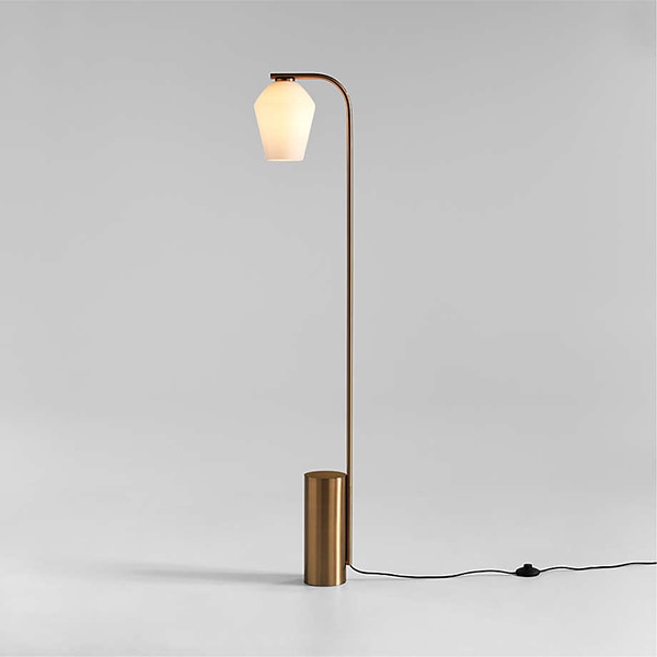 アメリカ・デザイン照明　モダンフロアランプ「Arren」Brass・1灯・Angled（W288×H1420mm）