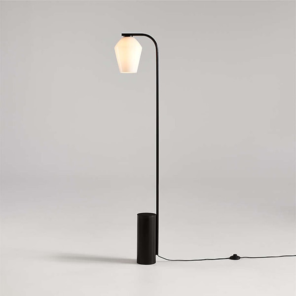アメリカ・デザイン照明　モダンフロアランプ「Arren」Black・1灯・Angled（W288×H1420mm）