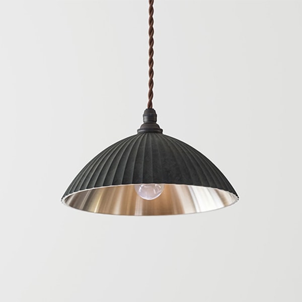 【FUTAGAMI】「ペンダントランプ プリーツ フラット」1灯・黒ムラ（φ210×H110mm）