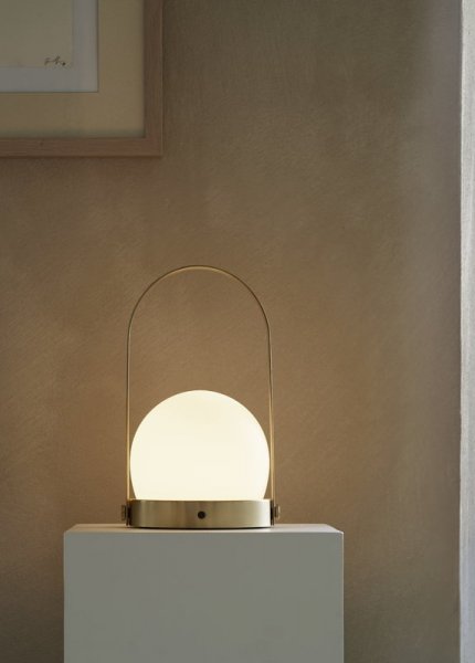 Menu】「Carrie LED table lamp, brushed brass」テーブルランプ 