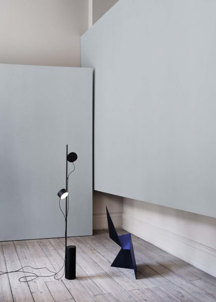 Muuto ポストフロアランプ　Post floor lamp black ポストフロアランプの通販 | 家具・インテリア通販 MAARKET