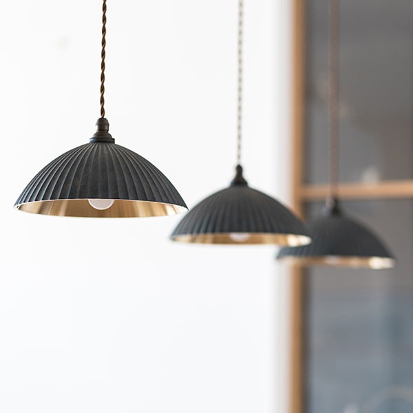 【FUTAGAMI】「ペンダントランプ プリーツ フラット」1灯・黒ムラ（φ210×H110mm）