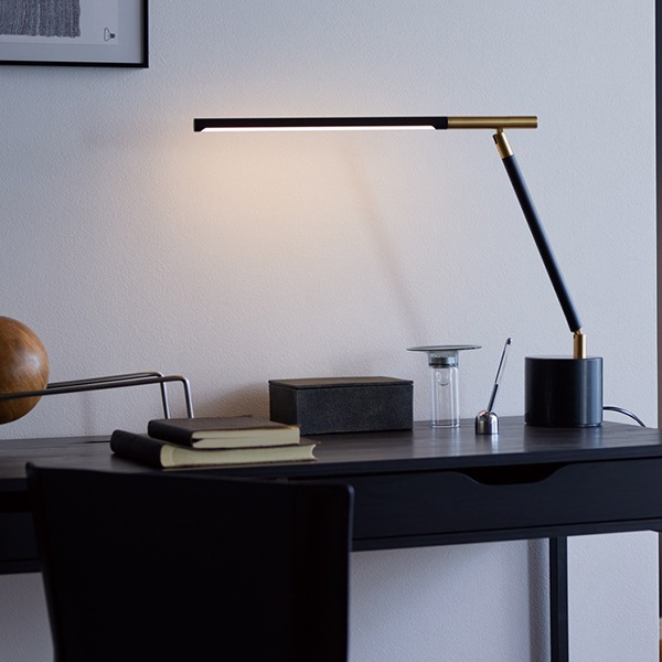 ビジョン LEDデスクランプ 「Vision LED-desk lamp」ホワイト/ブラック (W520×H495mm)【業販対象外】