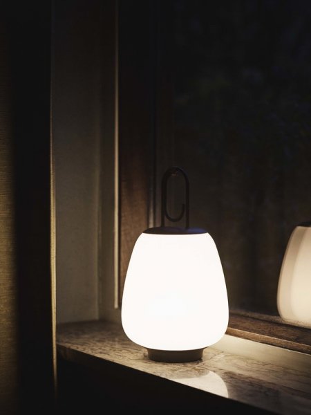 【&Tradition】デンマーク・北欧デザイン照明「Lucca SC51 table lamp」コードレステーブルランプ オパール-ブラック(Φ160×H280mm)